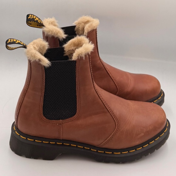 Dr Martens Women's 2976 Leonore Faux Fur-Lined Chelsea Boots Tan Leather - Picture 2 of 4